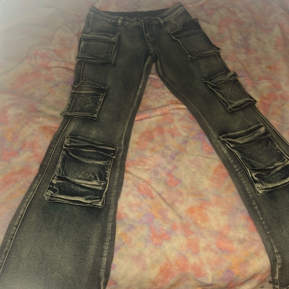 Cute Pair of Jeans with multiple pockets, Size 27. It’s giving “that bihh💅🏾”
